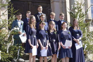 Bild der Konfirmanden vor der Kirche